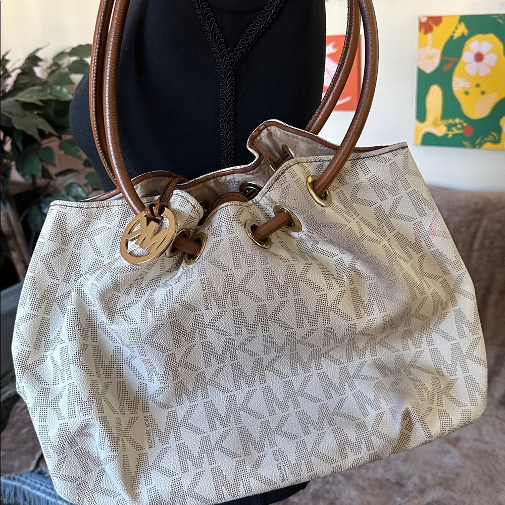 Stylish Beige Handbag with Tassel Accent